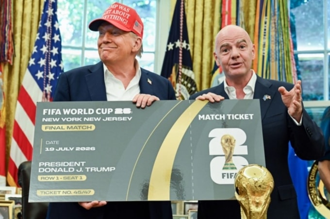 Chủ tịch FIFA Gianni Infantino (phải) và Tổng thống Donald Trump cầm tấm vé World Cup 2026 sau khi công bố lễ bốc thăm giải đấu sẽ diễn ra tại Kennedy Center vào tháng 12, tại Phòng Bầu dục, White House, ngày 22/8/2025. Ảnh: UPI