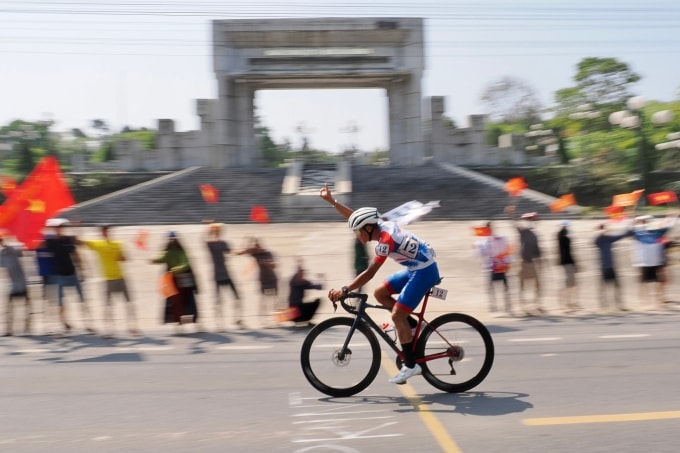 Tay đua Võ Thanh An tách đoàn đông một mình ra đi 70 km nhưng vẫn bị bắt kịp ở chặng 8 giải xe đạp toàn quốc tranh Cup Truyền hình HTV 2025 từ Quảng Trị đi Huế, trưa 10/4. Ảnh: Huy Phạm