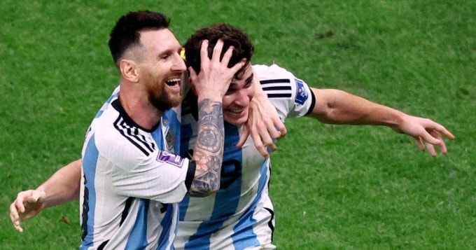 Messi và Alvarez mừng bàn trong trận bán kết World Cup 2022, Argentina 3-0 Croatia. Ảnh: Reuters