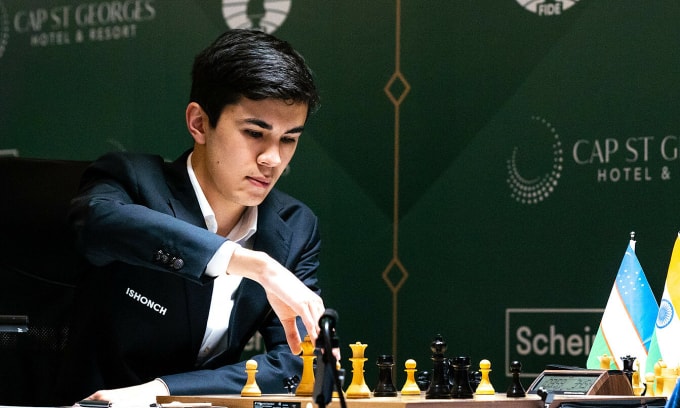 Javokhir Sindarov trong ván đấu với Praggnanandhaa ở vòng 10 Candidates 2026 tại Pegeia, đảo Cyprus, ngày 9/4. Ảnh: FIDE