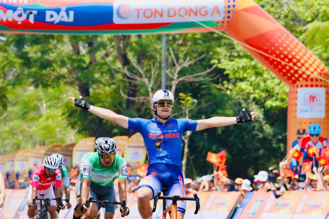 Patterson mừng chiến thắng chặng 8 giải xe đạp toàn quốc tranh Cup Truyền hình HTV 2025 từ Quảng Trị đi Huế, trưa 10/4. Ảnh: Huy Phạm