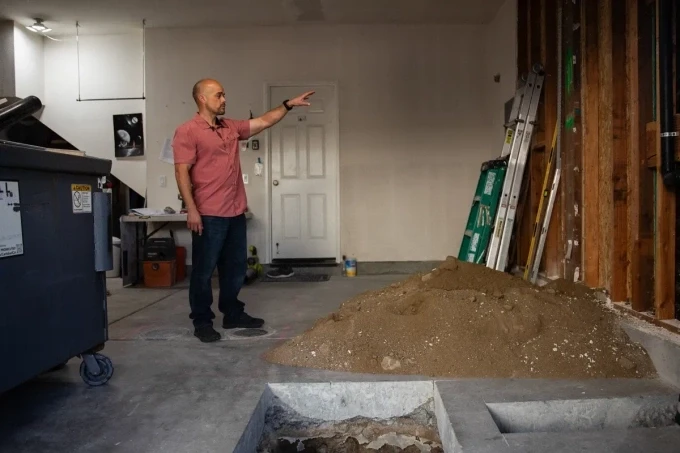 Ông Adam Hardesty tại garage đang cải tạo ở Mystic Point, Carlsbad, bang California. Ảnh: CalMatters