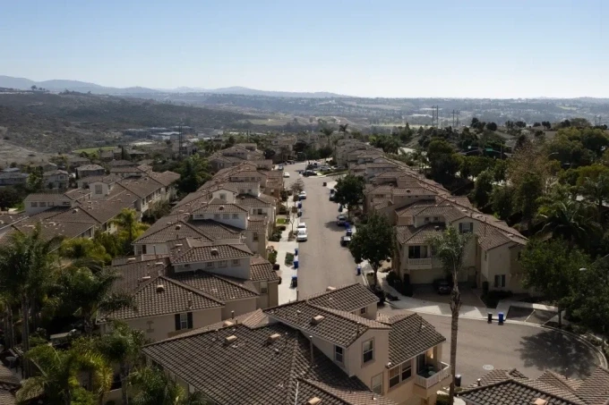 Khu nhà ở Mystic Point ở Carlsbad, bang California, ngày 19/5. Ảnh: CalMatters