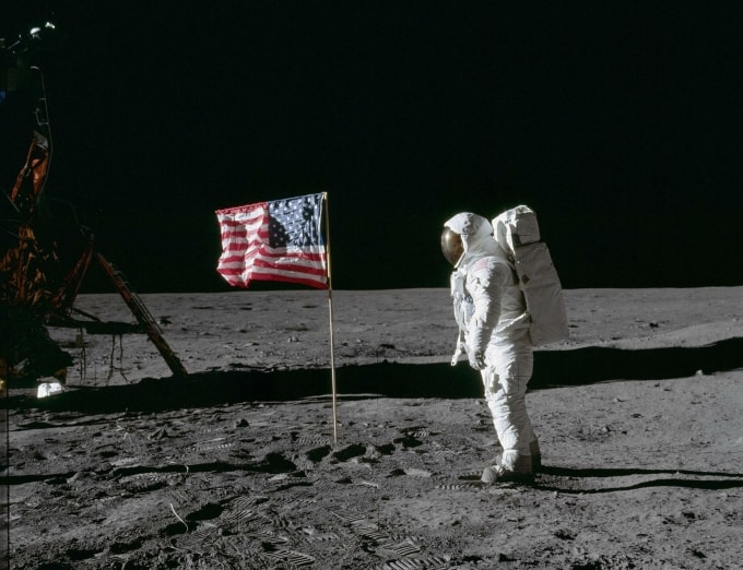 Phi hành gia Buzz Aldrin của nhiệm vụ Apollo 11 đứng cạnh lá cờ Mỹ trên bề mặt Mặt Trăng năm 1969. Ảnh: NASA