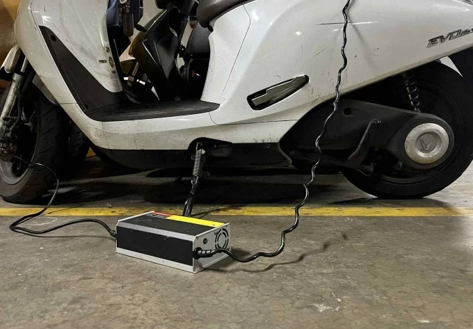 Adapter sạc của xe máy điện VinFast Evo200. Ảnh: Phạm Hải