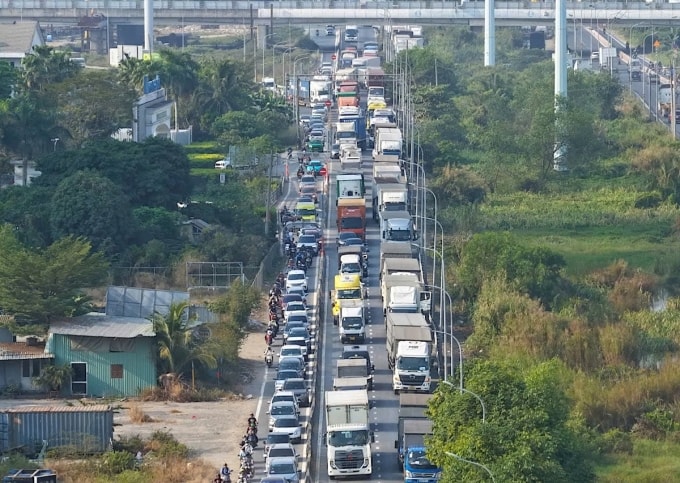 Dòng xe ùn tắc kéo dài trên đường Võ Chí Công sau tai nạn. Ảnh: Trần Linh