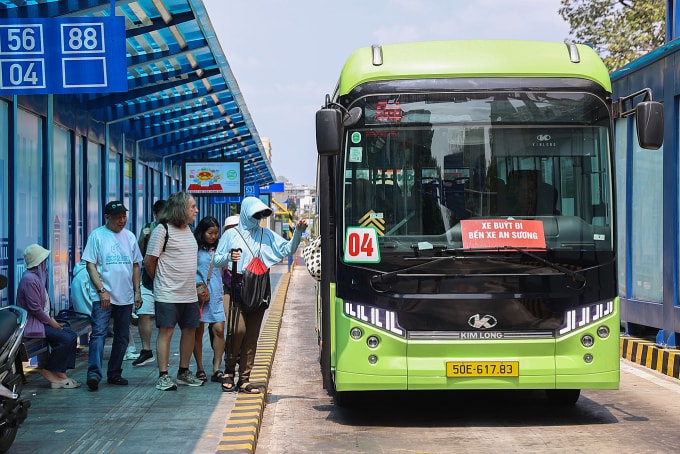 Người dân đón xe buýt ở trung tâm TP HCM, tháng 4/2026. Ảnh: Quỳnh Trần