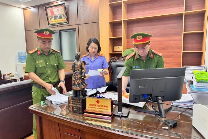 Cơ quan điều tra khám xét phòng làm việc của ông Lợi. Ảnh: Công an cung cấp