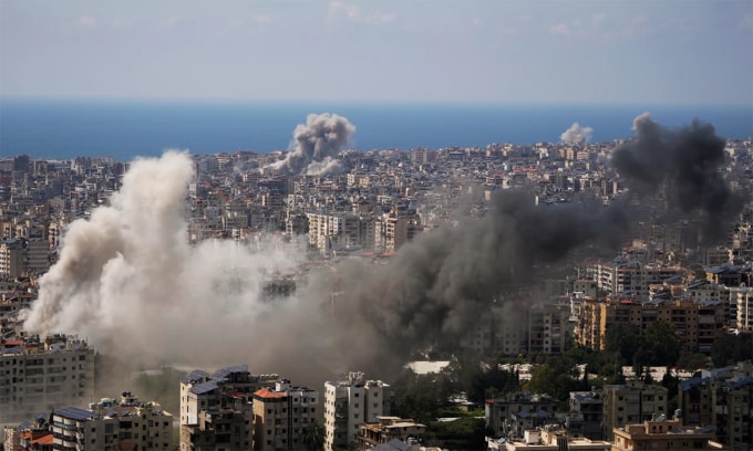 Khói bốc lên sau khi Israel không kích thủ đô Beirut, Lebanon ngày 8/4. Ảnh: AP