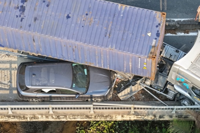 Xe đầu kéo va chạm ôtô 7 chỗ, đẩy xe này vào lan can cầu Phú Hữu. Ảnh: Trần Linh