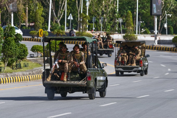Binh lính tuần tra để đảm bảo an ninh trước thềm cuộc đàm phán ở Islamabad ngày 9/4. Ảnh: AP