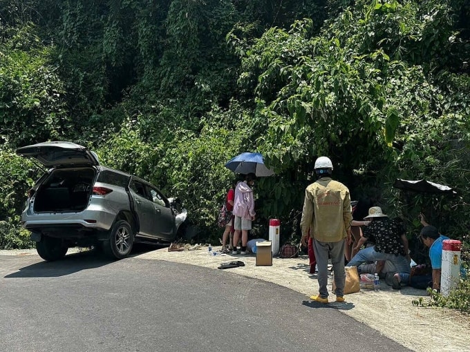 Ôtô chở 6 người gặp nạn ở đường đèo Hòn Bà, xã Suối Dầu. Ảnh: Minh Khuê