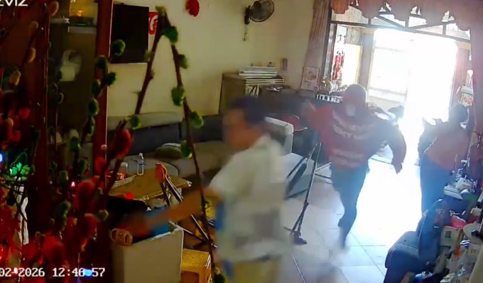 Thủy cầm dao xông vào nhà chém nạn nhân. Ảnh: Cắt từ camera an ninh