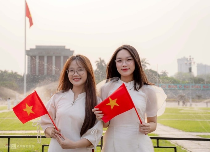 Thiếu nữ chụp ảnh trước quảng trường Ba Đình, Hà Nội, tháng 4/2025. Ảnh: Hoàng Giang