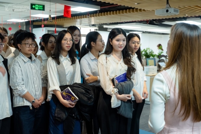 Các sinh viên Đại học Thăng Long thực tập, tham quan doanh nghiệp. Ảnh: Đại học Thăng Long