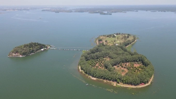 Khu du lịch đảo Ó - Đồng Trường nằm giữa hồ Trị An. Ảnh: Phước Tuấn