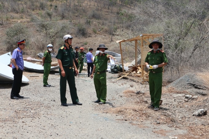 Cảnh sát khám nghiệm hiện trường nơi xe tải dừng bốc hàng trước khi xảy ra sự cố trên triền núi Tà Zôn, ngày 8/4. Ảnh: Việt Quốc