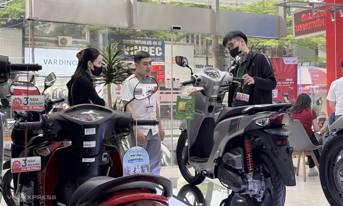 Khách tìm mua xe máy xăng tại một cửa hàng của Honda trên phố Nguyễn Lương Bằng, Hà Nội ngày 13/3/2026. Ảnh: Lương Dũng