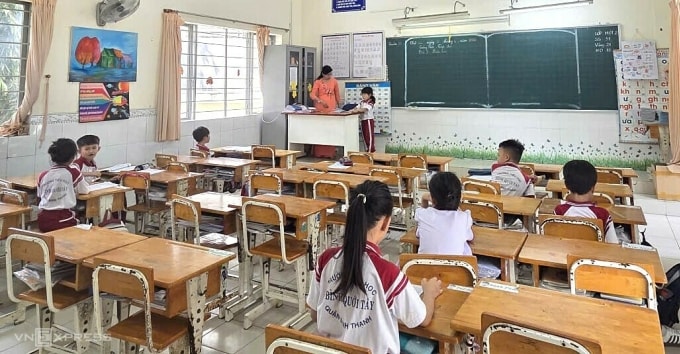 Một lớp học trường Tiểu học Bình Quới Tây chỉ có 10 em, vắng 21 học sinh, sáng 10/4. Ảnh: Lệ Nguyễn