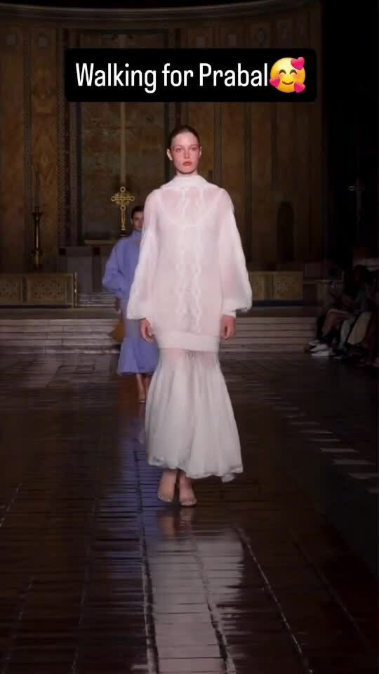 Màn catwalk của Vivian Wilson - con gái chuyển giới Elon Musk