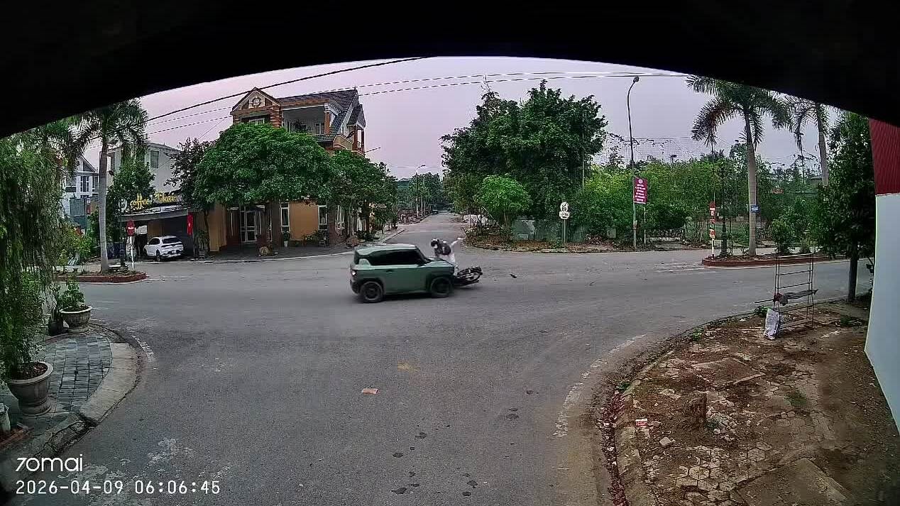 VF 3 đâm bay xe máy ở ngã tư