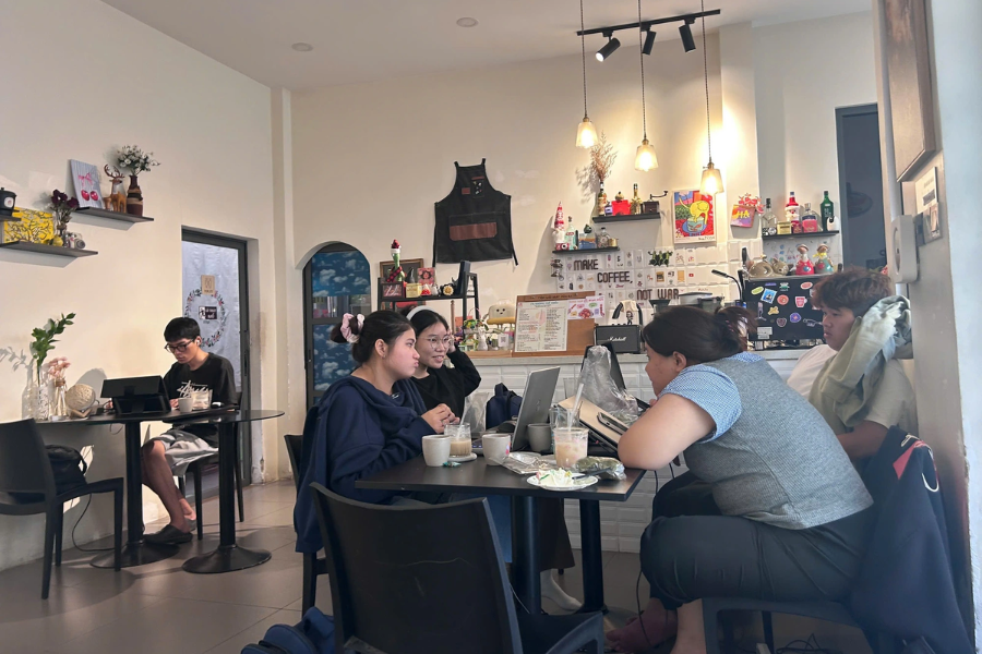 Quán cà phê có máy lạnh là nơi để các bạn trẻ chọn để học tập và làm việc để chống nóng. (Ảnh: An Vy)