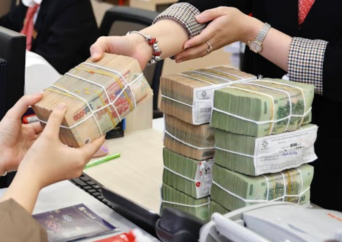 Ngân hàng giảm lãi suất gửi tiết kiệm - Ảnh 2.