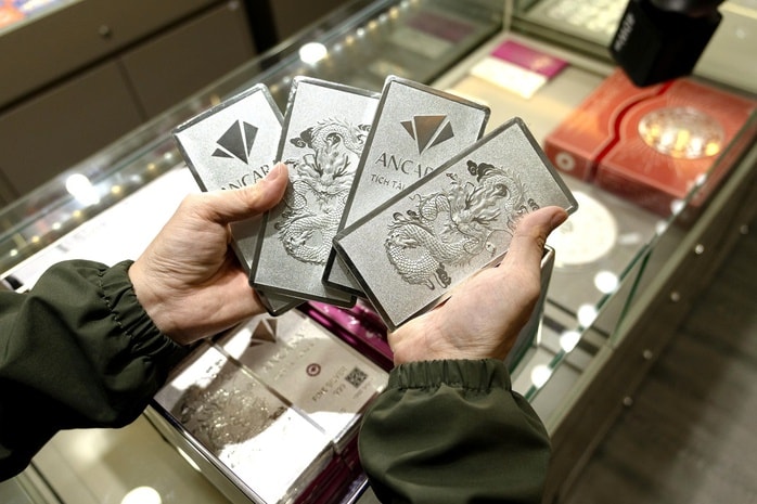 Giá bạc hôm nay 10 - 4: Tăng trưởng theo giá vàng , gần 3 triệu đồng / lượng - Ảnh 2.