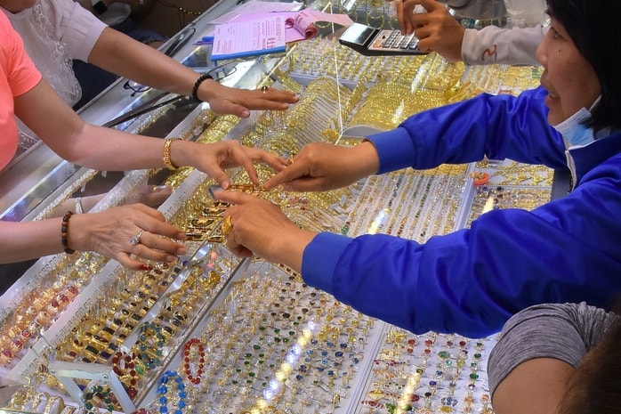 Giá vàng hôm nay, 10-4: Bật tăng trở lại sau phiên lao dốc - Ảnh 1.