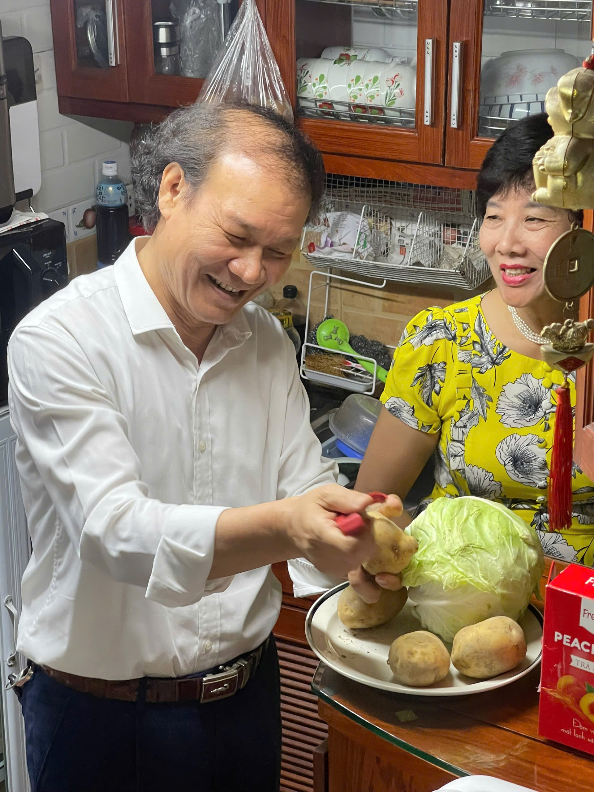 Đại tá - NSND Nguyễn Hải tiết lộ mối tình từng bị 'ngăn cấm' với bà xã là bạn đồng môn- Ảnh 4. Đại tá - NSND Nguyễn Hải tiết lộ mối tình từng bị 'ngăn cấm' với bà xã là bạn đồng môn- Ảnh 4.