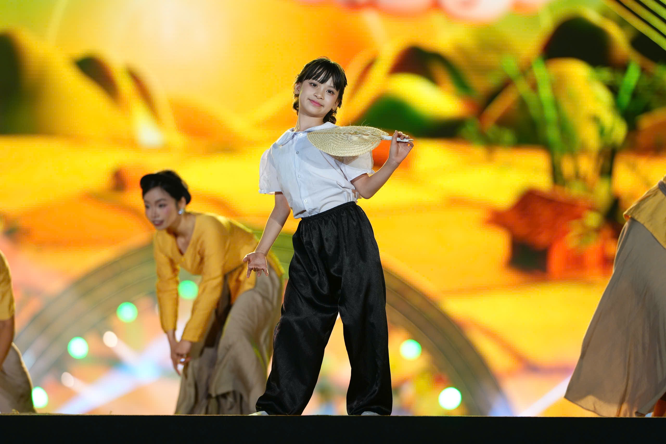 Tiếp nối là “Thanh âm di sản”, nơi những lời ru, câu hát, làn điệu dân gian được khơi gợi, tôn vinh chiều sâu văn hóa truyền thống. Khép lại là “Thanh âm kỷ nguyên mới” – không gian âm nhạc hiện đại, trẻ trung, nơi các giá trị truyền thống được làm mới, lan tỏa tinh thần đổi mới và khát vọng vươn lên.