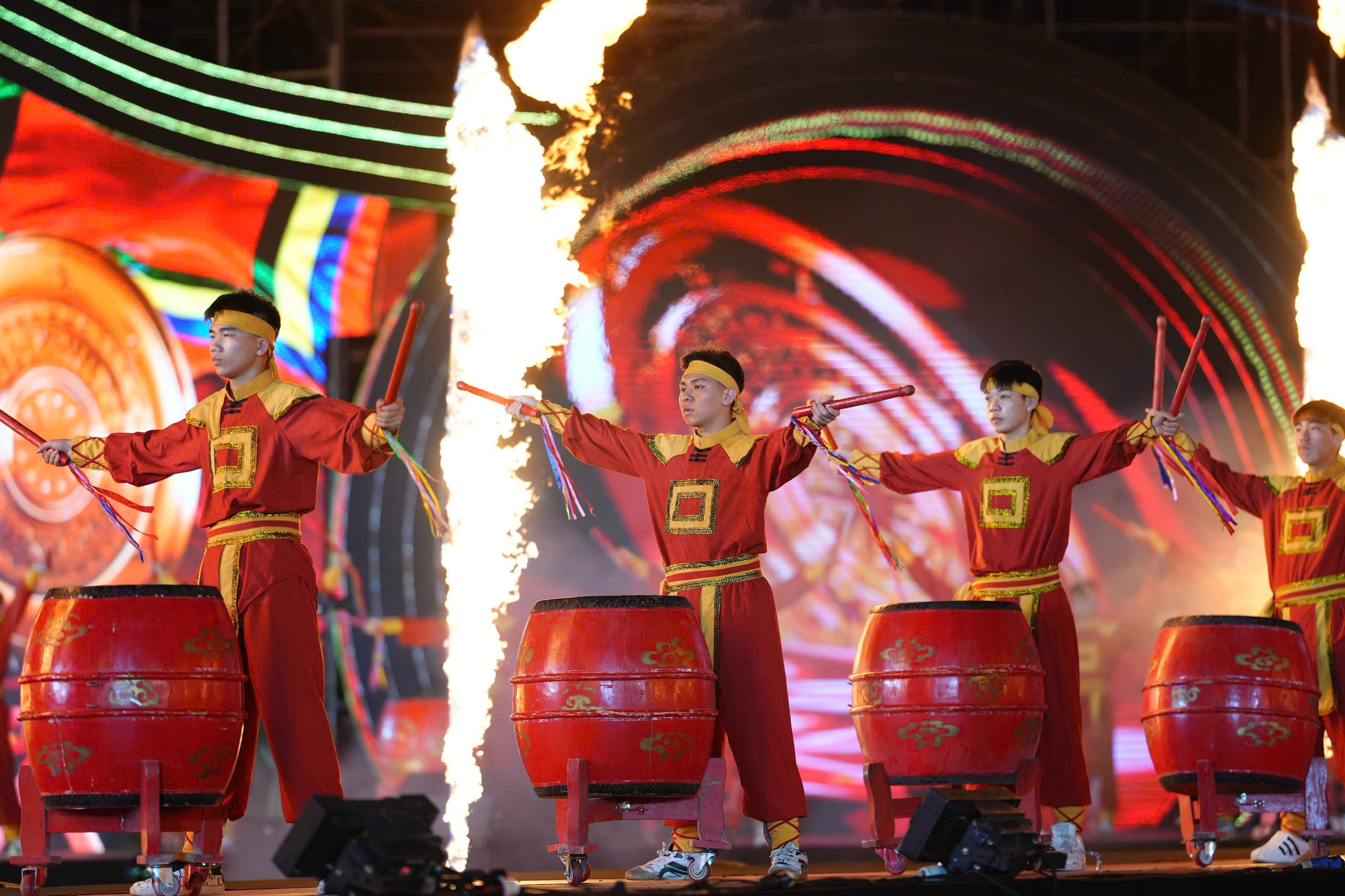 Các tiết mục được dàn dựng theo mạch nội dung xuyên suốt, quy tụ sự tham gia của đông đảo nghệ sỹ, ca sỹ, diễn viên chuyên nghiệp cùng lực lượng quần chúng.