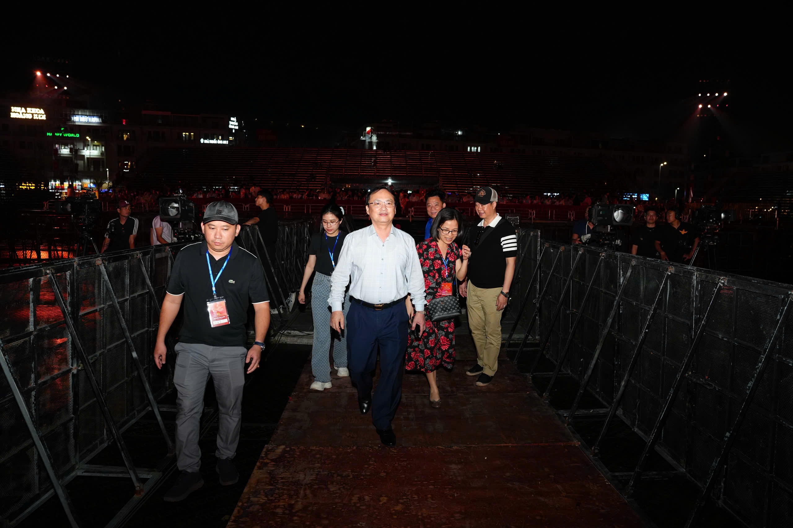 Tối 10/4, chương trình tổng duyệt Lễ khai mạc Liên hoan Phát thanh toàn quốc lần thứ XVII và chương trình nghệ thuật “Thanh âm kỷ nguyên mới” diễn ra tại Quảng trường 30/10 tỉnh Quảng Ninh.