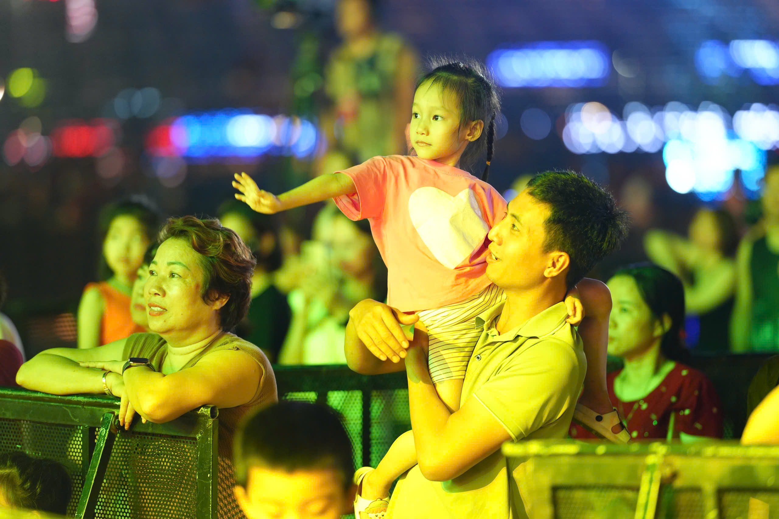 Buổi tổng duyệt thu hút đông đảo người dân Quảng Ninh đến xem.