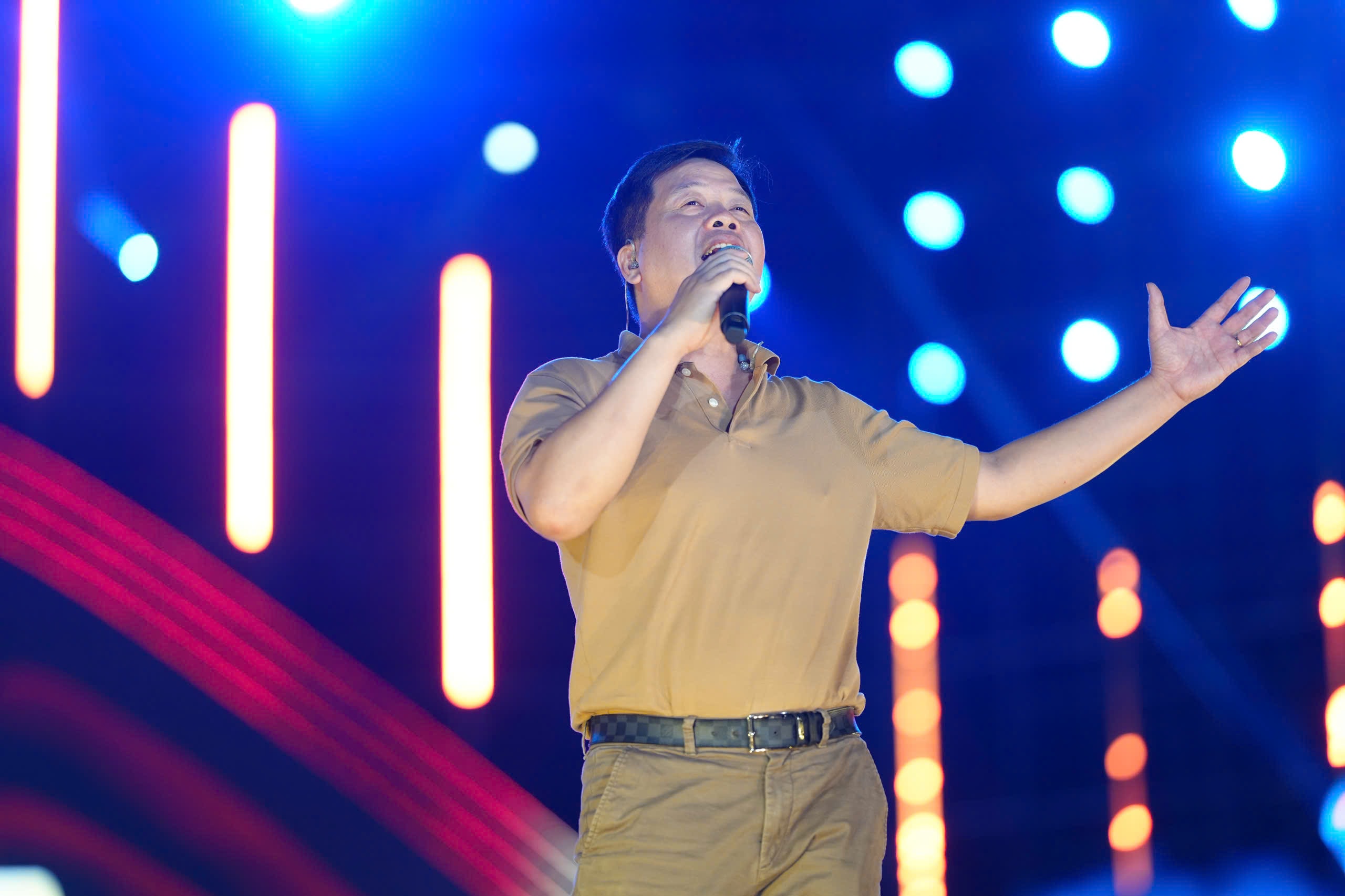 Chương trình quy tụ nhiều thế hệ nghệ sỹ thành danh cùng các giọng ca gạo cội trưởng thành từ môi trường nghệ thuật của Đài Tiếng nói Việt Nam như: NSND Thanh Hoa, NSƯT Hoàng Thanh, NSƯT Đăng Dương, NSƯT Hoàng Tùng, Bùi Lê Mận...