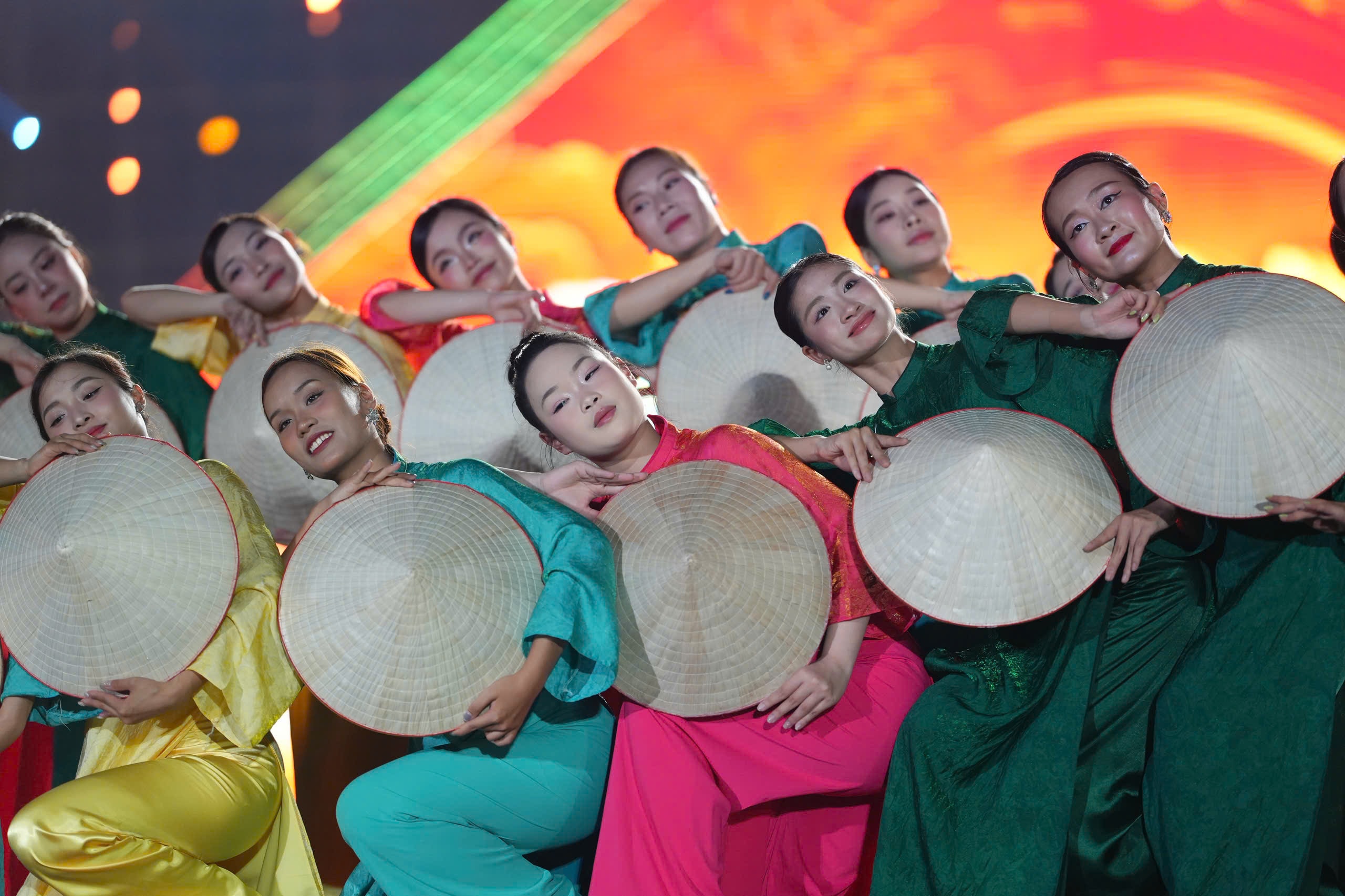 Không gian âm nhạc được dàn dựng công phu, kết hợp chất liệu dân gian, trữ tình với xu hướng biểu diễn hiện đại như âm nhạc điện tử và công nghệ đa phương tiện, tạo nên điểm nhấn cho đêm khai mạc.