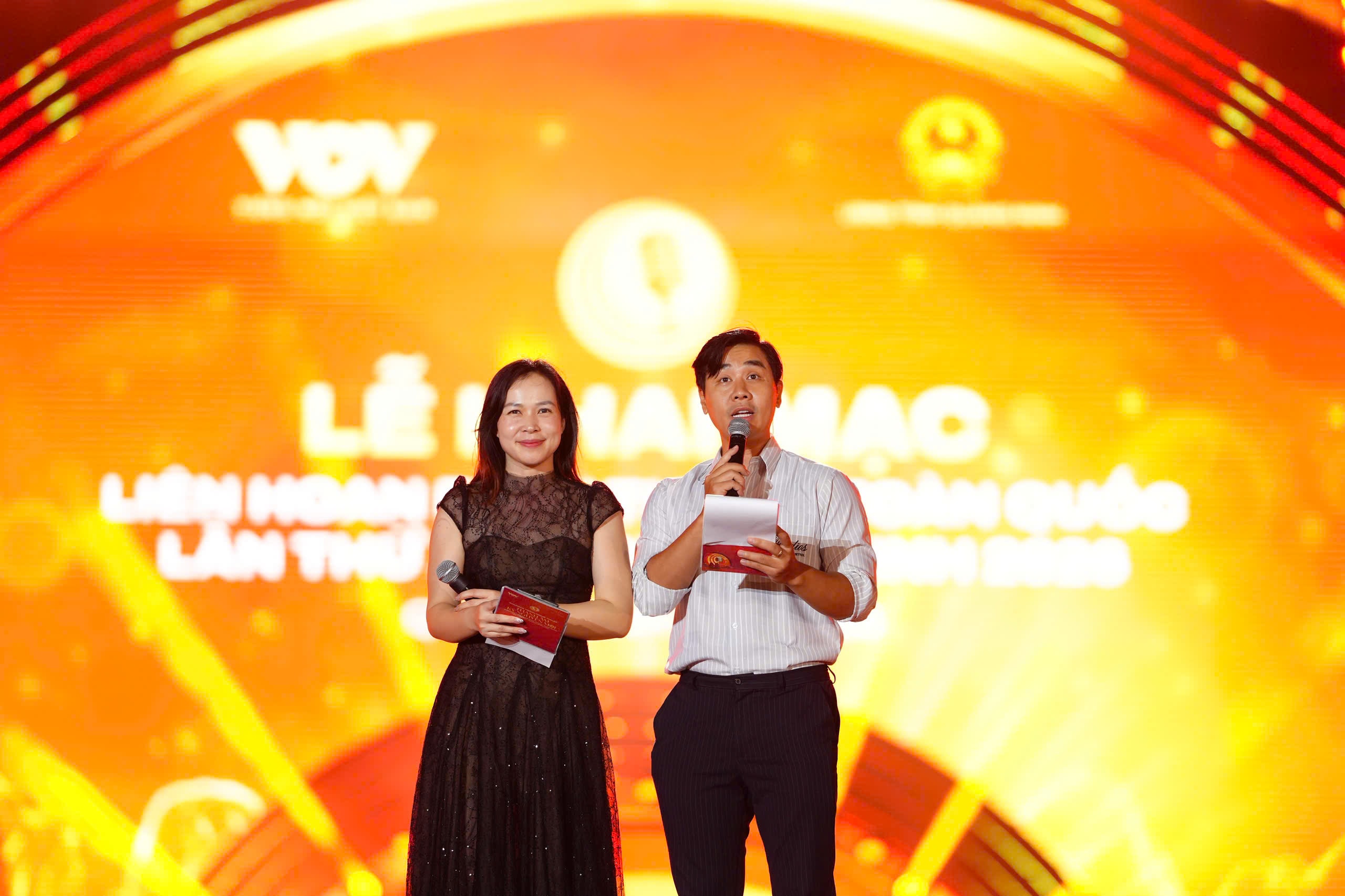 Tại buổi tổng duyệt, các nghệ sỹ, ca sỹ thể hiện nhiều tiết mục đặc sắc, hứa hẹn tạo nên một chương trình vừa trang trọng ở phần lễ, vừa sôi động, cuốn hút ở phần hội.