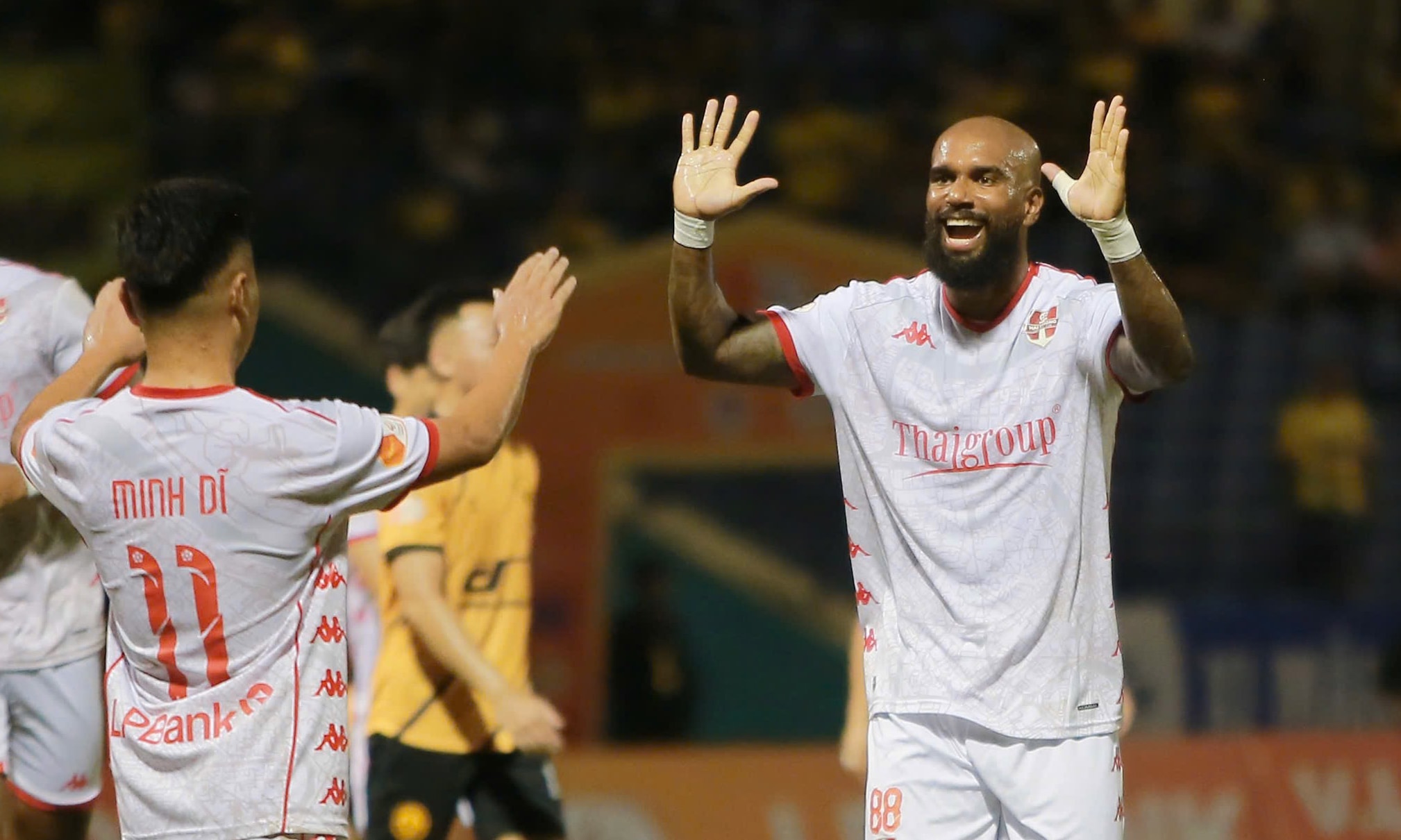 Antonio đang khoác áo CLB Hải Phòng.