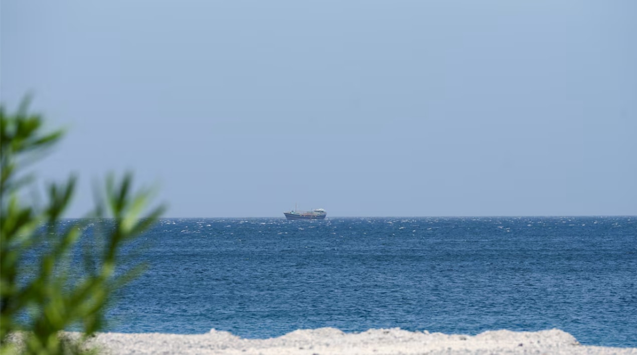 Một con thuyền ngoài khơi tỉnh Musandam, nhìn ra eo biển Hormuz từ Oman. (Nguồn: Reuters)