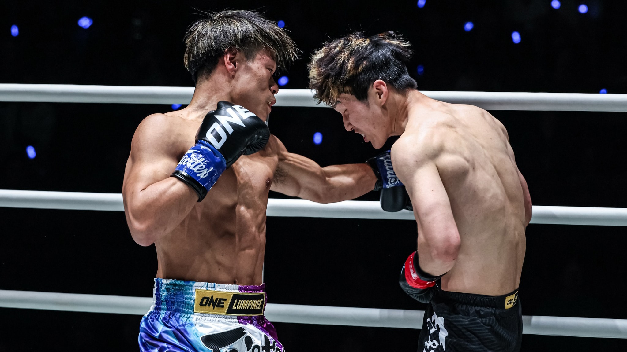 Yamazaki (bên trái) thắng knock out Hong Chengzhi.