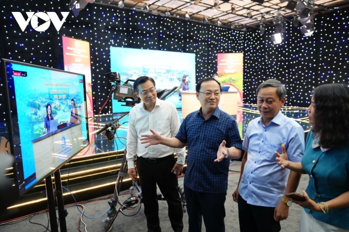 Sáng 11/4, Tổng Giám đốc Đài Tiếng nói Việt Nam Đỗ Tiến Sỹ - Ủy viên Trung ương Đảng, Phó Trưởng Ban Tuyên giáo và Dân vận Trung ương, Trưởng Ban Chỉ đạo Liên hoan Phát thanh toàn quốc lần thứ XVII – Quảng Ninh 2026 đã trực tiếp đi kiểm tra công tác chuẩn bị tại các khu vực trọng điểm.