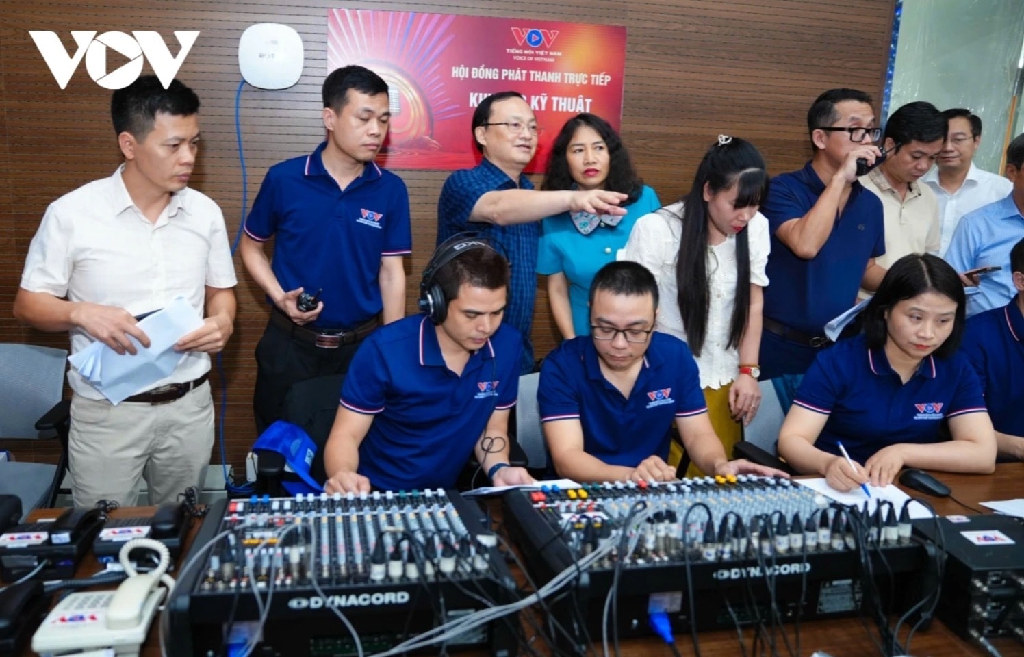 Tại các phòng phục vụ hội thảo quốc tế về podcast và phát thanh trực tiếp, cũng như các khu vực tổ chức phần thi, Tổng Giám đốc đánh giá cao tinh thần chủ động, sự phối hợp chặt chẽ của các đơn vị thuộc Đài Tiếng nói Việt Nam cùng các đối tác.