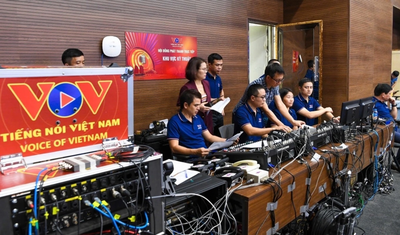 “Chúng tôi đã khảo sát kỹ địa điểm, mang theo nhiều thiết bị hiện đại để kết nối đồng bộ với hạ tầng của Báo và Phát thanh - Truyền hình Quảng Ninh. Đội ngũ kỹ thuật viên giàu kinh nghiệm được huy động trực tiếp kiểm tra, vận hành hệ thống. Đến thời điểm này, mọi điều kiện về trang thiết bị, đường truyền, tín hiệu đều đã sẵn sàng. Song song với đó, việc đảm bảo tín hiệu ổn định, âm thanh chuẩn xác và đường truyền liên tục trong suốt quá trình thi là yêu cầu bắt buộc – đòi hỏi sự chính xác gần như tuyệt đối từ đội ngũ kỹ thuật”, ông Long chia sẻ.