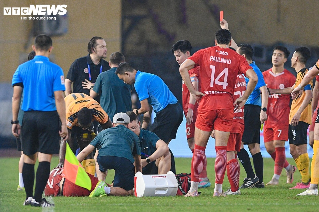 Phút 90+4 HLV Popov nhận thẻ đỏ trực tiếp từ trọng tài sau phản ứng gay gắt.