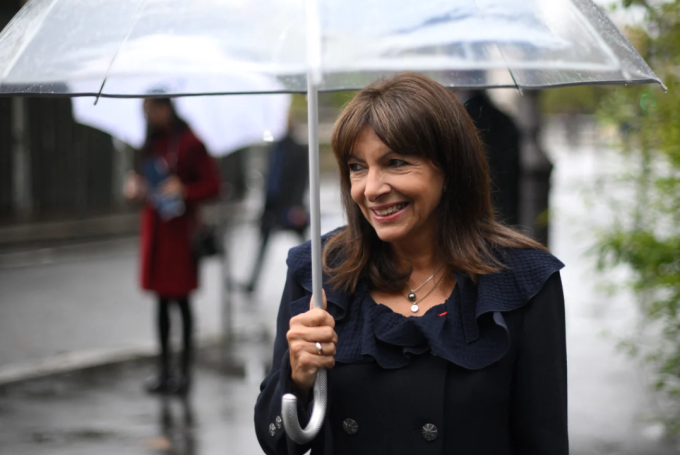 Thị trưởng Anne Hidalgo đã ưu tiên người đi bộ và người đi xe đạp trong quá trình chuyển đổi Paris. Ảnh: AFP