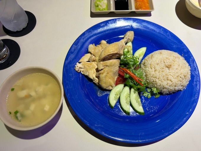 Cơm gà Hải Nam phiên bản Singapore. Ảnh: Bích Phương