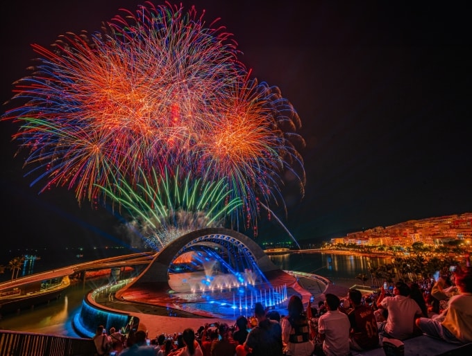 Khán giả theo dõi pháo bông trên biển trong show Kiss of the Sea tại Phú Quốc. Ảnh: Sun Group