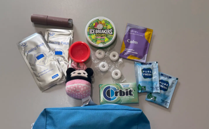 Các vật dụng bên trong túi lo âu của một Gen Z Mỹ. Ảnh: NY Post