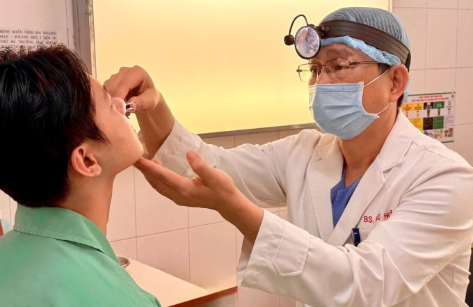 Bác sĩ Hớn thăm khám cho bệnh nhân. Ảnh: Bệnh viện cung cấp