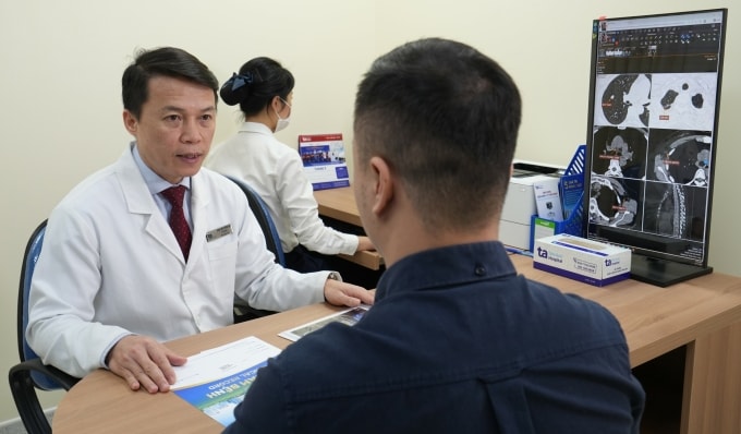 Bác sĩ Sơn tư vấn cho bệnh nhân ung thư phổi. Ảnh minh họa: Bệnh viên Đa khoa Tâm Anh